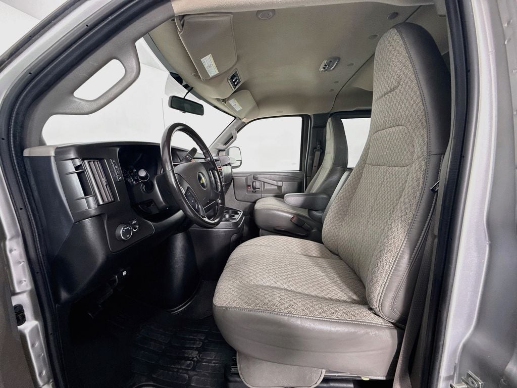 2023 Chevrolet Express Passenger 3500 1LS