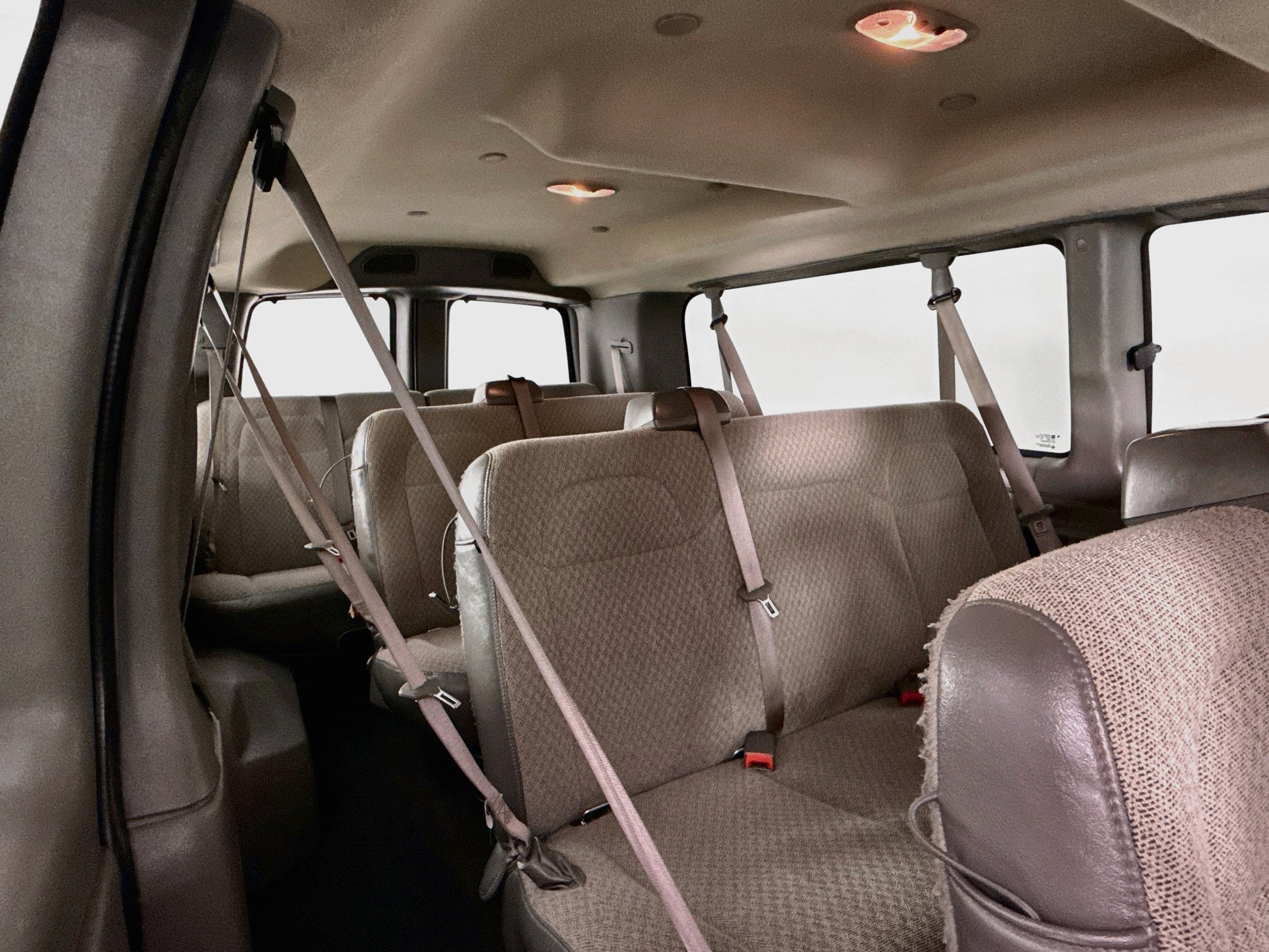 2024 Chevrolet Express Passenger 3500 1LT