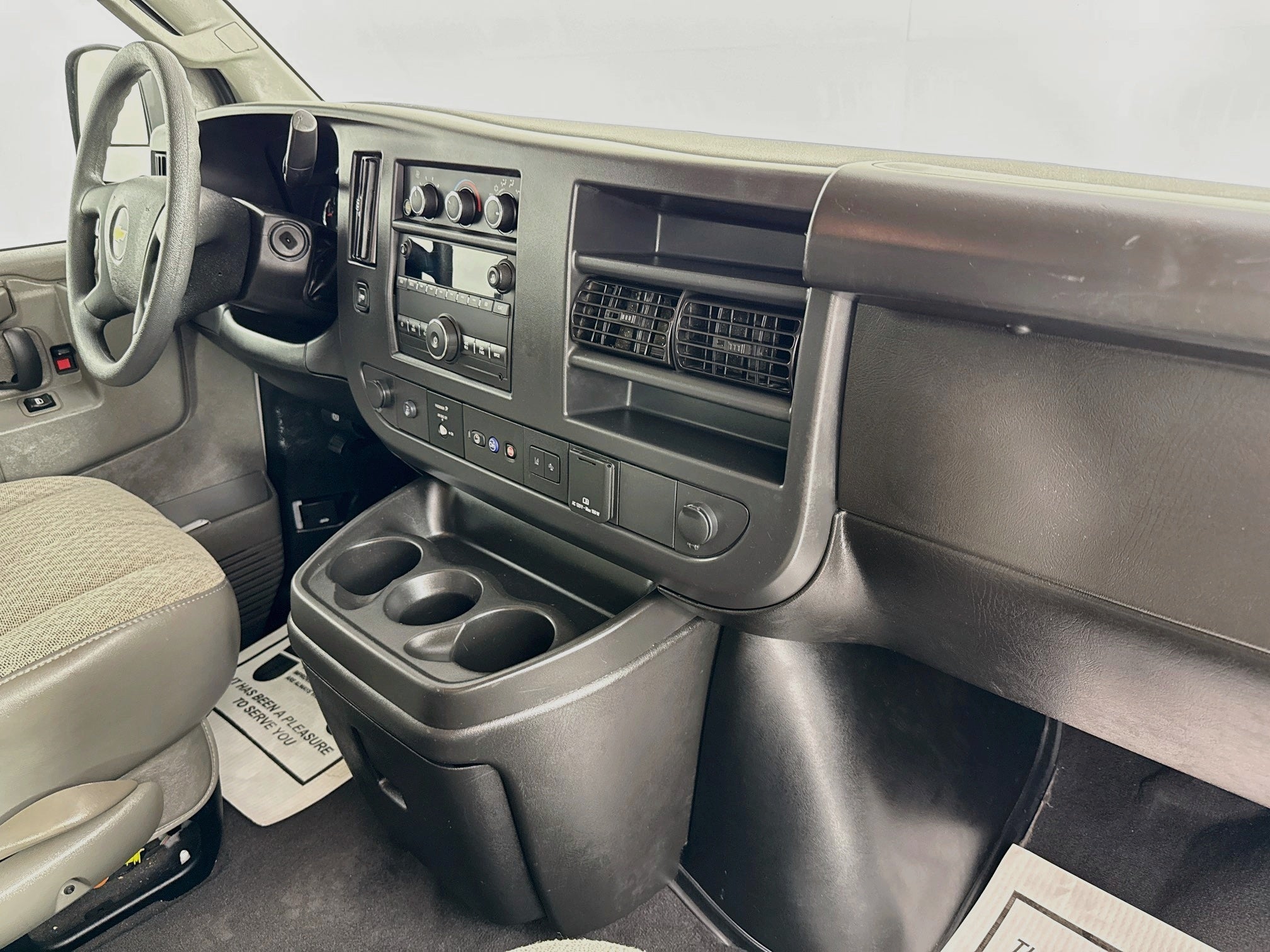 2024 Chevrolet Express Passenger 3500 1LT
