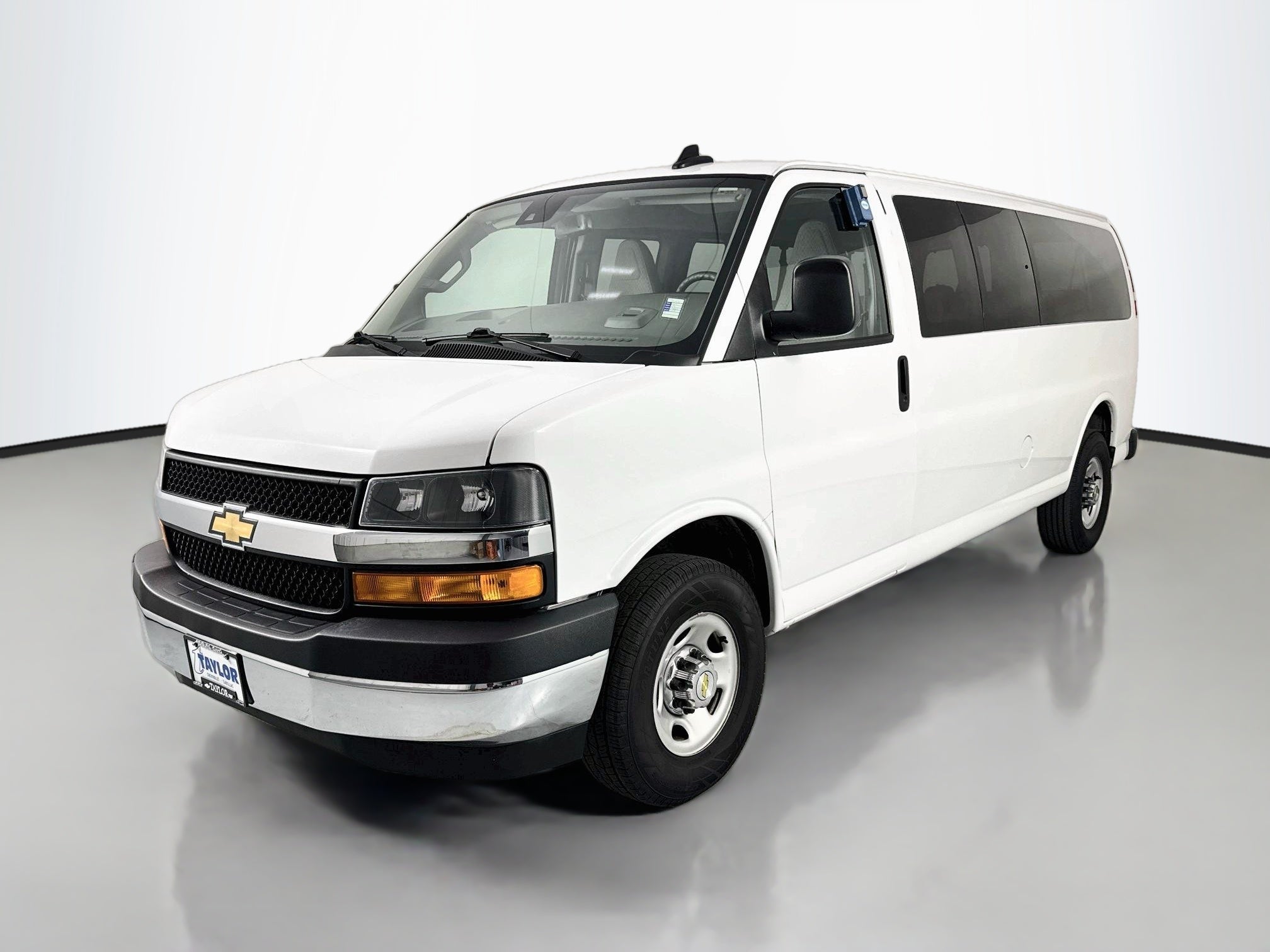 2024 Chevrolet Express Passenger 3500 1LT