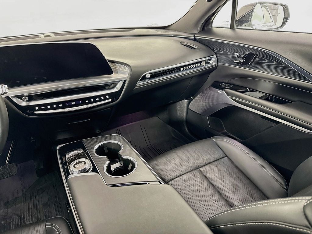 2024 Cadillac LYRIQ Luxury 2
